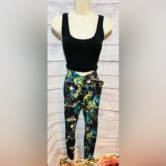 Athletic Works Women’s Active High Rise Leggings in Abstract Flora Sz Medium - Picture 1 of 7